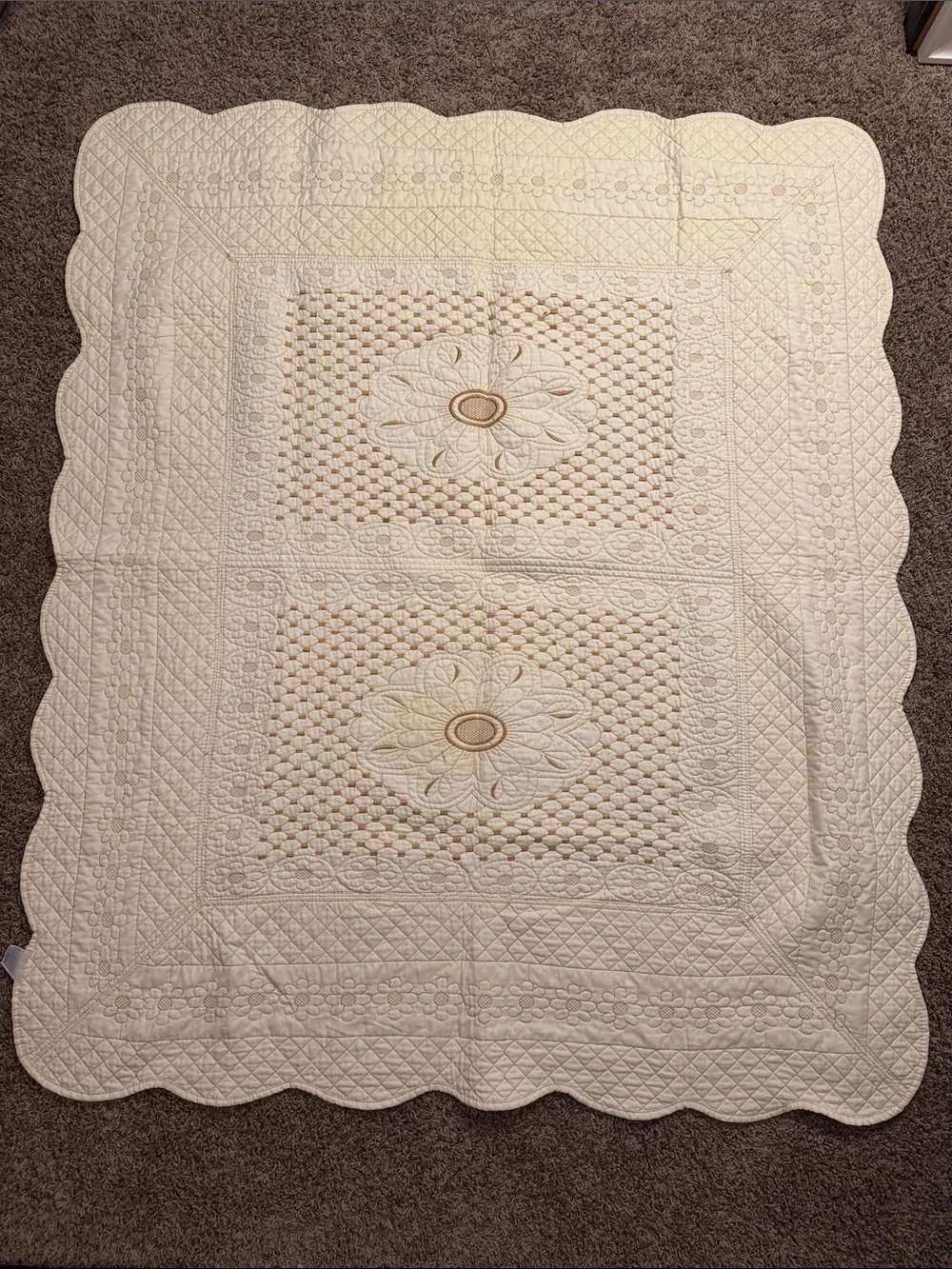 Source Unknown Cream Floral Medallion Small Quilt